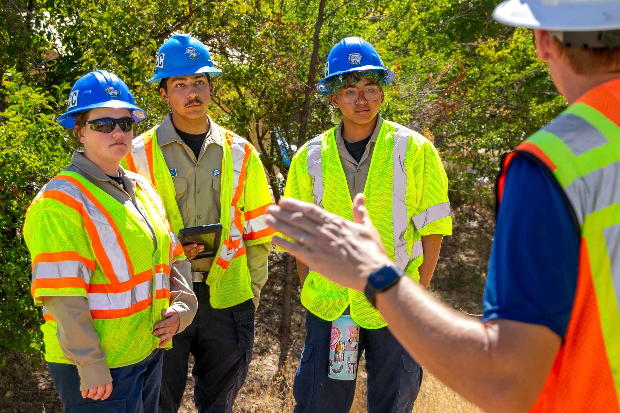 CaltransInstructs_CMs_Redding_1040x585 Caltrans instructs Corpsmembers in the field.