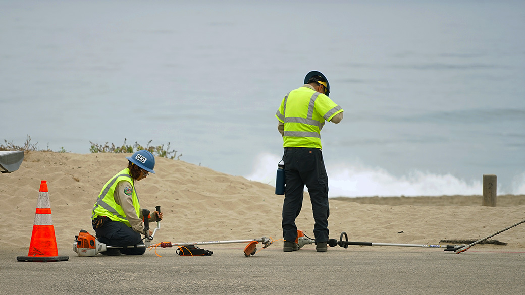 LosAngeles_Trails_WhaleBeachPreps_081425_1040x585 Corpsmembers on a beach, working on a project.
